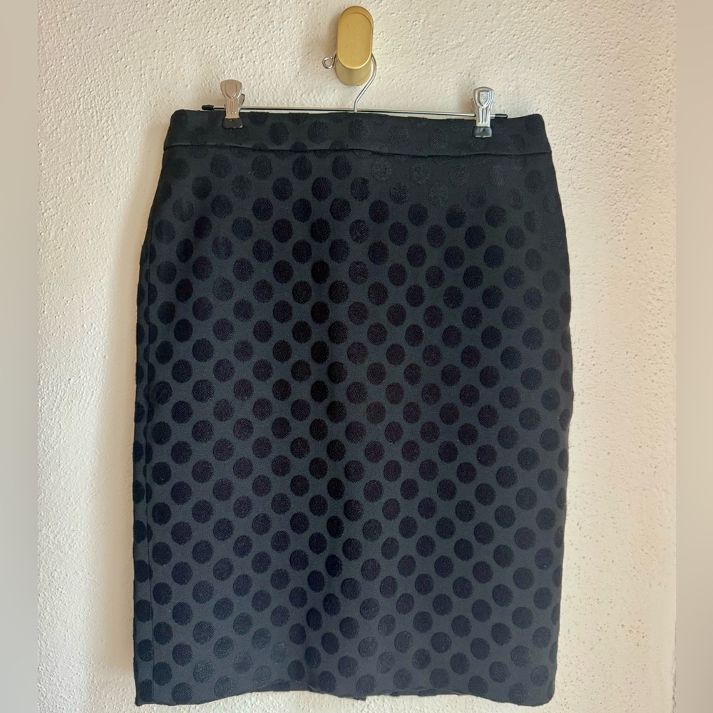 ANN TAYLOR | Black pencil skirt polka dot women’s size 8 with slit in back